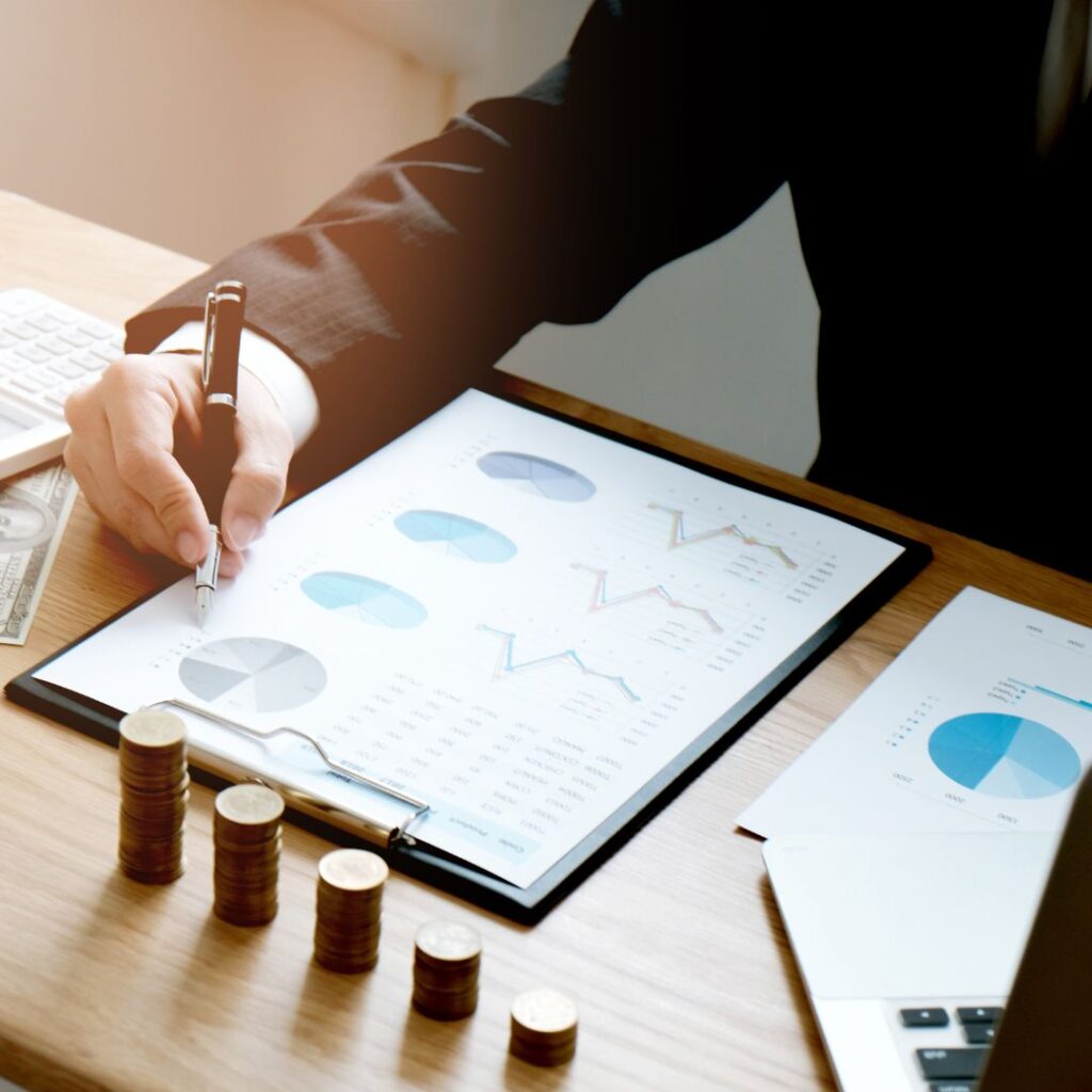 Profesional revisando la documentación de un sistema de cumplimiento empresarial en una oficina moderna